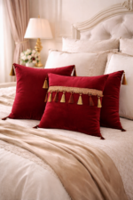 Perna decorativa catifea visinie cu ciucuri