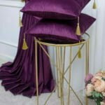 Perna decorativa catifea mov pruna