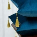 Perna decorativa catifea albastru inchis