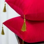 Perna decorativa rosie cu ciucuri aurii