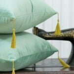 Perna decorativa catifea verde cu ciucuri