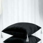 Perna decorativa neagra cu ciucuri