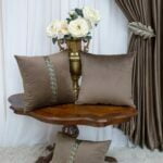 Perna decorativa catifea maro