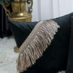Perna decorativa neagra cu franjuri