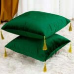 Perna decorativa verde smarald cu ciucuri aurii