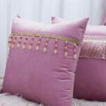 Perna decorativa roz cu ciucuri aurii