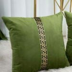 Perna decorativa verde olive cu model grecesc