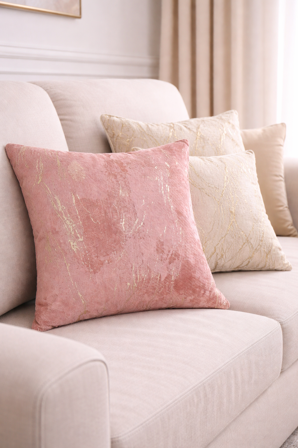 Elegant throw pillows on sofa Perna decorativa Guernica Roze - imagine 1
