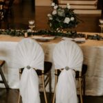 Eșarfă Decorativă din Voal cu Accesoriu Argintiu – White Elegance